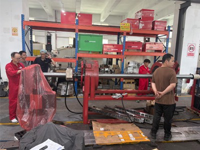 Klienti apmeklēja mūsu rūpnīcu, lai pārbaudītu portatīvās mašīnas pirms nosūtīšanas